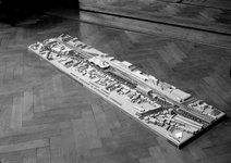 846462 Afbeelding van de maquette voor het nieuwe station, het hoogspoor en de reconstructie van de Spoorlaan te Tilburg.